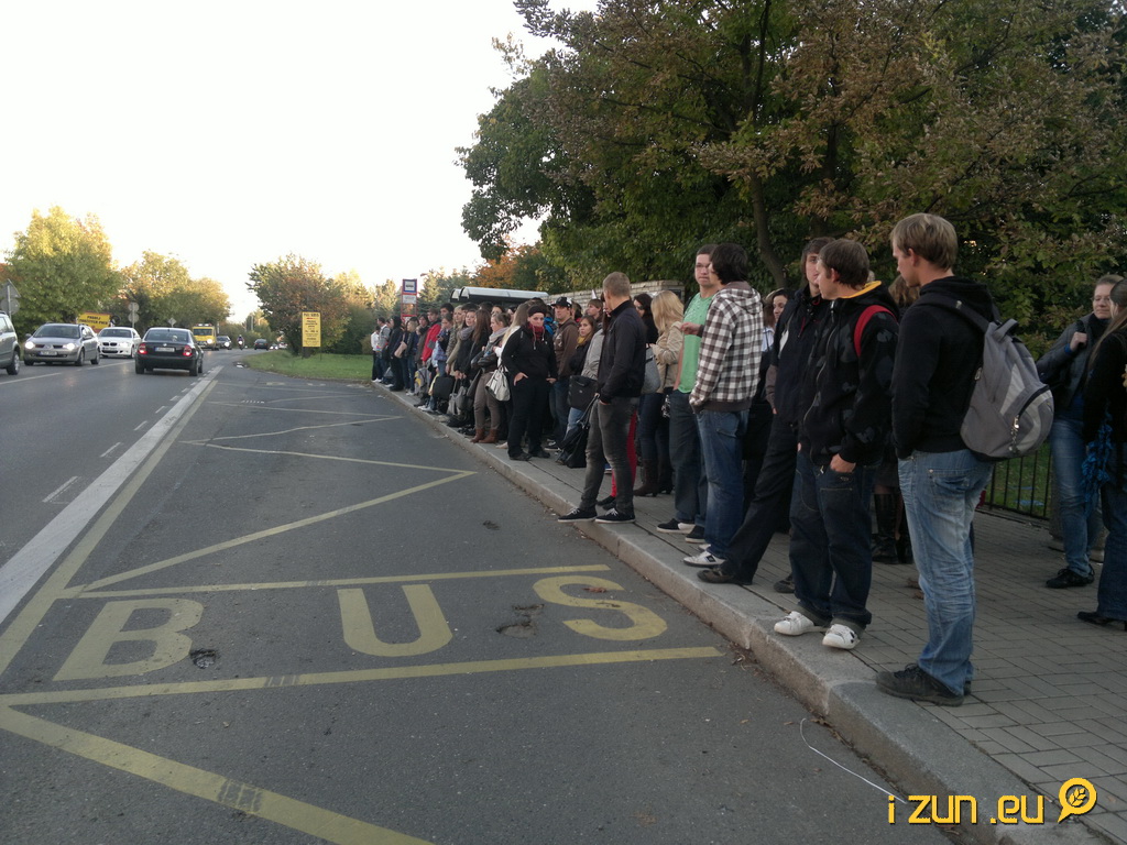 Studenti čekající na autobus