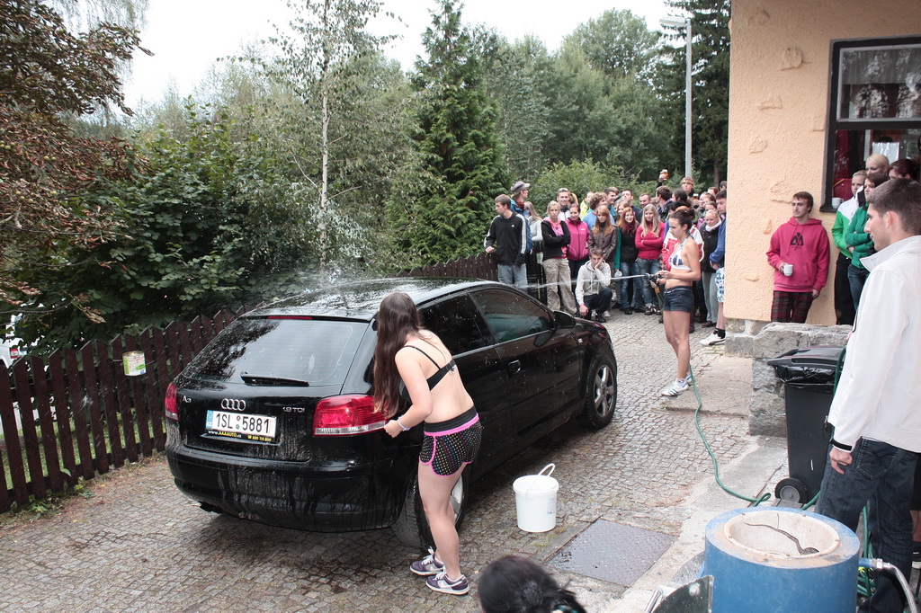 Jedna ze směnek: Mytí auta ve spodním prádle