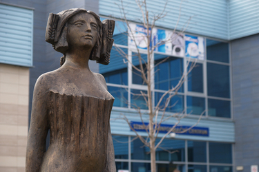 Spoře oděná stojí vedle SICu!